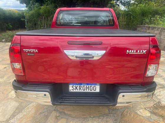 TOYOTA HILUX 2.8 D-4D TURBO DIESEL CD SR 4X4 AUTOMÁTICO
